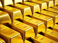 Tertekan Penguatan Dolar Emas Turun Tajam