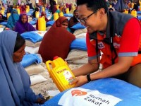 Ummu Khaiir Menempuh Jarak 200 Km Untuk Mencari Bantuan Pangan