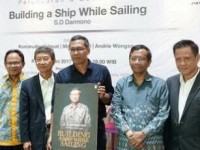 Darmono Luncurkan Buku “Building A Ship While Sailing”