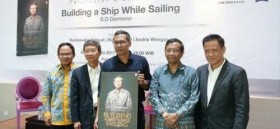 Darmono Luncurkan Buku “Building A Ship While Sailing”