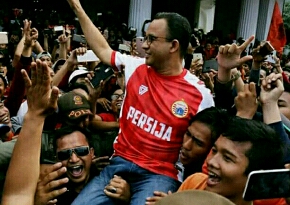 Ribuan Jakmania Rayakan Kemenangan di Balai Kota