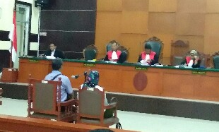 Dinilai Tidak Netral, Massa Minta Hakim Kasus Ijazah Palsu di Ganti