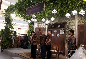 Anne Avantie Pasar Tiban Karya Batik Nusantara
