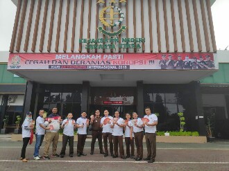 Peringati Hari Anti Korupsi, Kejaksaan Negeri Jakarta Utara Bagikan Stiker Ke Masyarakat