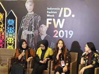 Unik! Desainer IFW Manfaatkan Sampah Plastik Untuk Bahan Pakaian