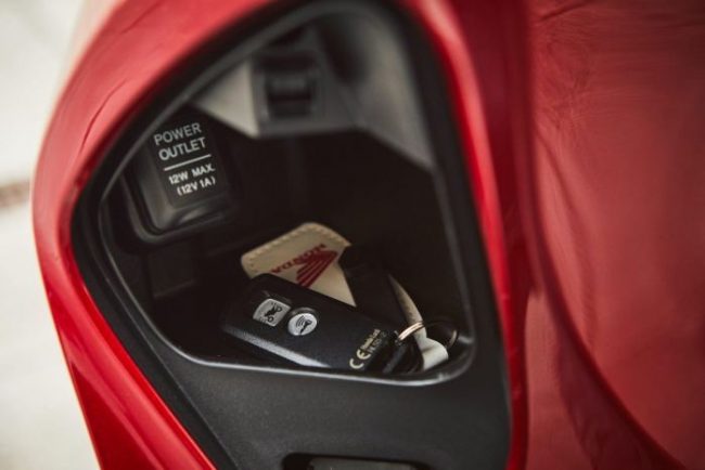 Power Outlet Fitur Cocok Buat Bikers Yang Suka Touring