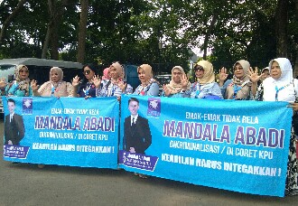 Emak-emak Anggap KPU Unprocedural Dengan Kriminalisasi Mandala Abadi Shoji