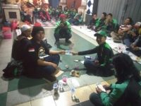 Berbagi di Bulan Ramadhan, Driver Ojek Online Berikan Santunan kepada Anak Yatim