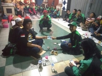 Berbagi di Bulan Ramadhan, Driver Ojek Online Berikan Santunan kepada Anak Yatim