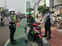 Masuk Jalur Sepeda Tomang Raya, 35 Kendaraan di Tindak Personel Gabungan
