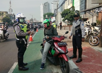 Masuk Jalur Sepeda Tomang Raya, 35 Kendaraan di Tindak Personel Gabungan