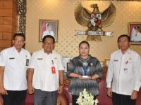 Bupati Tabanan Ni Putu Eka Wiryastuti saat memperlihatkan beberapa penghargaan yang telah di terima oleh Pemerintah Kabupaten Tabanan di kantornya pada Sabtu (20/11).
