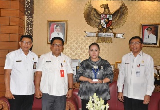 Bupati Tabanan Ni Putu Eka Wiryastuti saat memperlihatkan beberapa penghargaan yang telah di terima oleh Pemerintah Kabupaten Tabanan di kantornya pada Sabtu (20/11).