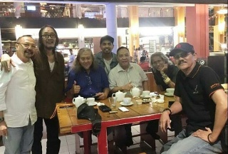 Paling kiri Tono Supartono, alm Yockie Suryo Prayogo, keyboard Godbless, Heru Sukowati drumer Bigman Robinson, Glen, Jelly Tobing drumer Minstreil Medan, Onan keboard Lumintu, Chandra prawira keyboard Flower Poetman .. semua musisi 70 an