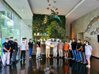 Tampak dalam gambar: Brafely Sahelangi, General Manager Aviary Bintaro berpose bersama
Sucofindo dan Manajemen Aviary Bintaro