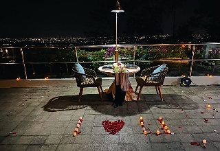 Menikmati Makan Malam Romantis di Swiss-Belresort Dago Heritage