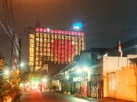 Lampu Merah Putih Berbentuk Hati Hiasi Gedung THE 1O1 Bogor Suryakancana