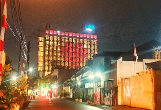 Lampu Merah Putih Berbentuk Hati Hiasi Gedung THE 1O1 Bogor Suryakancana