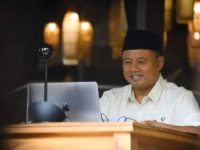Wakil Gubernur (Wagub) Jawa Barat (Jabar) Uu Ruzhanul Ulum saat menghadiri silahturahmi Halal bi Halal Idulfitri 1442 Hijriah Ikatan Cendekiawan Muslim Indonesia (ICMI) Provinsi Jabar via konferensi video dari Kabupaten Garut, Selasa (1/6/2021).