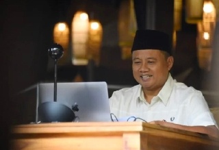 Wakil Gubernur (Wagub) Jawa Barat (Jabar) Uu Ruzhanul Ulum saat menghadiri silahturahmi Halal bi Halal Idulfitri 1442 Hijriah Ikatan Cendekiawan Muslim Indonesia (ICMI) Provinsi Jabar via konferensi video dari Kabupaten Garut, Selasa (1/6/2021).