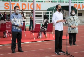 Gubernur Ridwan Kamil Dampingi Presiden Lihat Vaksinasi Massal di Stasiun dan Lapangan Bola
