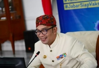 Hadiahi Lansia Ayam Usai Divaksin, Ridwan Kamil Apresiasi Aparat Kreatif