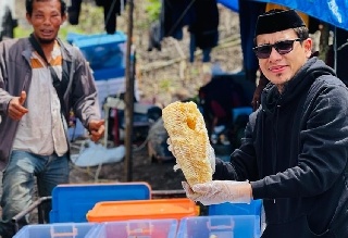 Ustadz Ibnu Asyir: Manfaat Melimpah dari Madu Hutan