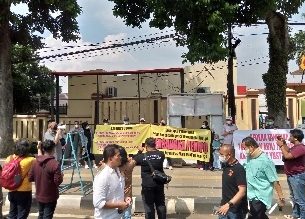 Diduga Korban Penipuan, Warga Perumahan Erfina Kencana Gelar Aksi Damai di Mapolres Bogor