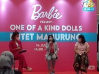 Butet Manurung Menerima Boneka Barbie One Of A Kind dan Dukung Anak Perempuan Indonesia Jadi Changemaker Sejak Dini