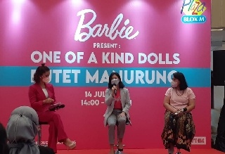 Butet Manurung Menerima Boneka Barbie One Of A Kind dan Dukung Anak Perempuan Indonesia Jadi Changemaker Sejak Dini