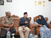 Ridwan Kamil Sambangi Keluarga Ikhsan, Pelajar yang Hanyut di Sungai Bangek Padang