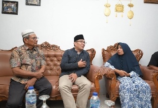 Ridwan Kamil Sambangi Keluarga Ikhsan, Pelajar yang Hanyut di Sungai Bangek Padang