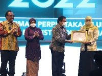 Khofifah dan Syahrul Yasin Limpo Terima Anugerah Nugra Jasa Dharma dari Perpusnas