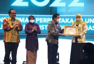 Khofifah dan Syahrul Yasin Limpo Terima Anugerah Nugra Jasa Dharma dari Perpusnas