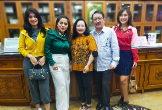 Tiga Artis Ibukota Bareng Rawat Kecantikan di Queen Plastic Surgery Sunter