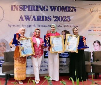 Tiga Perempuan Hebat Diganjar Penghargaan oleh IWAPI DPC Jakarta Timur