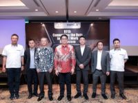 Seminar Kerja Cerdas dengan RFID dengan RDS Group dan Toppan Edge ( dari kiri ke kanan: Ariawan Hindarko - Direktur Sales & Marketing RDS Group, Toshikazu Asama - Representative of Toppan Edge Japan, Yoichiro Hama - Director of RDS Group, Randy Chandra - President Director of RDS Group, Kazuhiko Samemori- Director of RDS Group, Hidehiko Sugaya - Commissioner of RDS Group, Taira Wakamiya - Representative of Toppan Edge Japan)