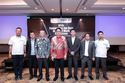 Seminar Kerja Cerdas dengan RFID dengan RDS Group dan Toppan Edge ( dari kiri ke kanan: Ariawan Hindarko - Direktur Sales & Marketing RDS Group, Toshikazu Asama - Representative of Toppan Edge Japan, Yoichiro Hama - Director of RDS Group, Randy Chandra - President Director of RDS Group, Kazuhiko Samemori- Director of RDS Group, Hidehiko Sugaya - Commissioner of RDS Group, Taira Wakamiya - Representative of Toppan Edge Japan)