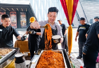 Peringati Hari Ibu Nasional, Andrew Susanto Pimpin Holywings Peduli Berbagi Makanan 5000 Porsi Gratis