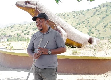 Mengenal Raco, Guru yang Mengajar Dan Menjaga Pulau Komodo