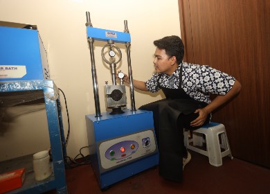Sampoerna University Hadirkan Solusi Konstruksi Jalan Berkelanjutan Berbasis Limbah Plastik
