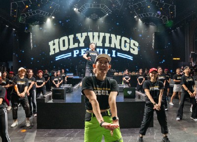 Holywings Peduli Gelar Senam Sehat Untuk Warga Graha Family Surabaya