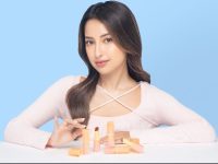 Azarine X Jennifer Coppen Resmi Luncurkan Glowkiss Sunscreen Lip Balm SPF 35 PA+++ : 3 in 1 Lip Balm Andalan untuk Bibir Sehat & Glowing!