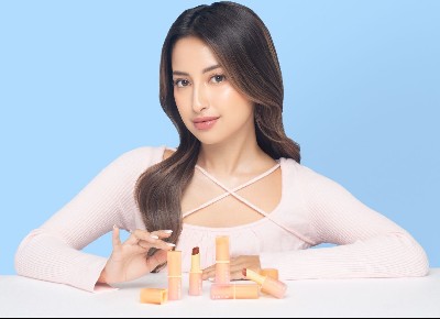 Azarine X Jennifer Coppen Resmi Luncurkan Glowkiss Sunscreen Lip Balm SPF 35 PA+++ : 3 in 1 Lip Balm Andalan untuk Bibir Sehat & Glowing!