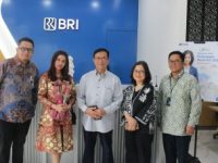 Hari Pelanggan Nasional 2025, BRI Kebayoran Baru Berikan Brizzi dan Souvenir Menarik kepada Nasabah Setianya