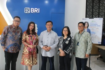 Hari Pelanggan Nasional 2025, BRI Kebayoran Baru Berikan Brizzi dan Souvenir Menarik kepada Nasabah Setianya