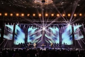 Konser ‘Miliaran Cinta’ Suguhkan 38 Lagu Yovie Widianto  Disambut Standing Ovation