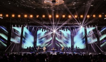 Konser ‘Miliaran Cinta’ Suguhkan 38 Lagu Yovie Widianto  Disambut Standing Ovation