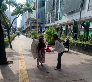 Bank BRI Mall Ambassador Berbagi Bingkisan Makanan untuk Pengendara dan Warga Sekitar Kantor