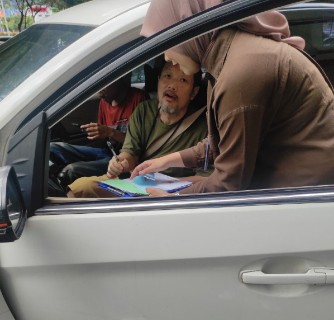 BRI Mal Ambasador Berikan Pendampingan Kepada Nasabah yang Sedang Sakit Agar Proses Transaksi Berjalan dengan Mudah